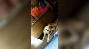 Ama de casa tetona comparte MMS explícitos al estilo perrito 2 mín. 00 sec