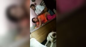 Die vollbusige Hausfrau teilt explizite MMS im Doggy -Stil 2 min 20 s