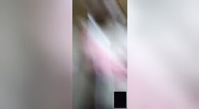 大胸部的Desi Girl分享了一个顽皮的自拍照视频 5 敏 00 sec