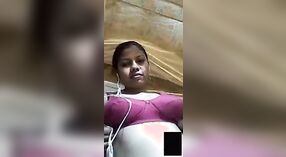 Desi chica con grandes tetas comparte un travieso selfie video 7 mín. 00 sec