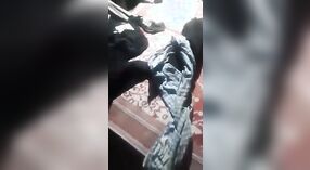 Девушка Дези в бенгальском ММС-видео получает толчок в свою киску 0 минута 50 сек