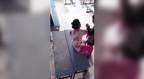 Desi collegio ragazza engages in sessuale attività con lei partner su un bench 0 min 0 sec