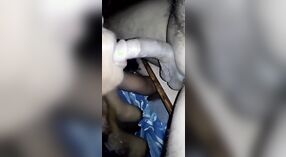 Una donna tamil sposata si impegna in attività sessuale con i suoi mariti amico intimo, pur essendo infedele al suo coniuge 2 min 00 sec