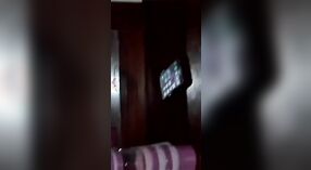 Una mujer tamil casada participa en actividades sexuales con un amigo cercano de su esposo, mientras le es infiel a su cónyuge. 0 mín. 0 sec