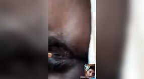 Indiase meisje blootstellen zichzelf tijdens een video-chat 0 min 0 sec