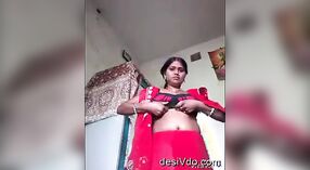 Femme indienne dévoilant ses seins 0 minute 40 sec