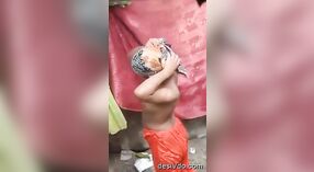 Um banho íntimo de raparigas de Bangladesh capturado em vídeo 2 minuto 40 SEC