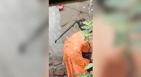 Um banho íntimo de raparigas de Bangladesh capturado em vídeo 4 minuto 20 SEC