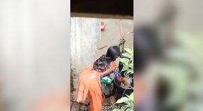 Mandi intim gadis Bangladesh terekam dalam video 0 min 50 sec