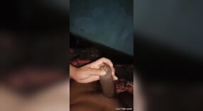 La esposa del pueblo casada de Bangladesh se entrega al placer oral con el pene grande de su esposo 1 mín. 40 sec