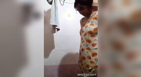 Ibu rumah tangga India mandi penuh 3 min 00 sec