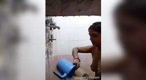 Ama de casa india toma una ducha completa 0 mín. 0 sec