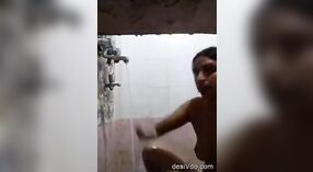 Femme au foyer indienne prend une douche complète 0 minute 40 sec