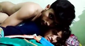 Um verdadeiro vídeo de sexo de um adorável casal indiano apaixonado 1 minuto 00 SEC