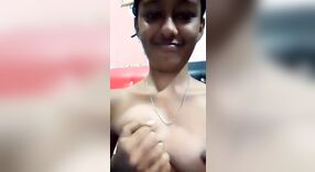 Gadis remaja India membagikan video masturbasi telanjang di media sosial 0 min 0 sec