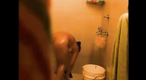 Douce fille indienne prend une douche 3 minute 00 sec