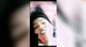 Wanita India yang menakjubkan menampilkan dirinya selama obrolan video 1 min 20 sec