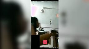 Impressionante Mulher Indiana exibe-se durante o bate-papo por vídeo 1 minuto 30 SEC