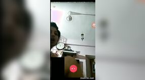 Superbe femme indienne se montre pendant le chat vidéo 1 minute 40 sec