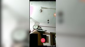 Superbe femme indienne se montre pendant le chat vidéo 2 minute 00 sec