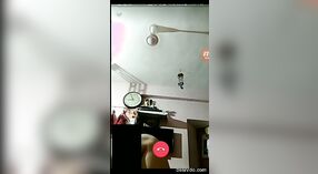 Impresionante mujer india se muestra a sí misma durante el chat de video 2 mín. 10 sec