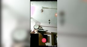 Superbe femme indienne se montre pendant le chat vidéo 2 minute 20 sec