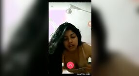 Impresionante mujer india se muestra a sí misma durante el chat de video 2 mín. 50 sec