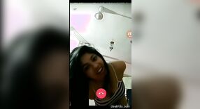 Superbe femme indienne se montre pendant le chat vidéo 3 minute 10 sec