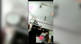 Wanita India yang menakjubkan menampilkan dirinya selama obrolan video 3 min 20 sec