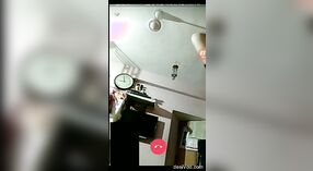 Impresionante mujer india se muestra a sí misma durante el chat de video 3 mín. 30 sec