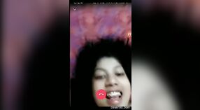 Wanita India yang menakjubkan menampilkan dirinya selama obrolan video 0 min 0 sec