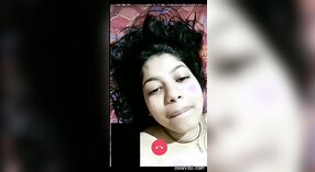 Superbe femme indienne se montre pendant le chat vidéo 0 minute 30 sec