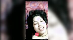 Wanita India nggumunke nampilake awake sajrone ngobrol video 1 min 00 sec