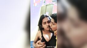 Couples indiens grésillants séance de sexe MM torride en vidéo HD 1 minute 00 sec