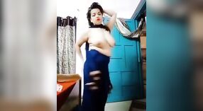 Randi Bhabhis seductive striptease trong một revealing video 0 tối thiểu 0 sn