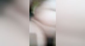 Indiano ragazza piaceri se stessa con un ben dotato partner membro in fatto in casa video 1 min 00 sec