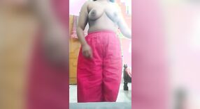 Amas de casa indias desnudas video MMS: Un regalo visual 0 mín. 0 sec