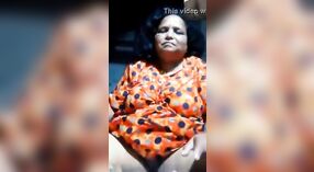 Mujer india madura se involucra en sexo telefónico en vivo con su amante secreto 1 mín. 40 sec