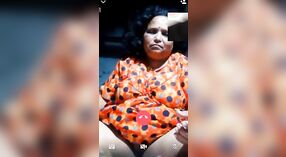 Mujer india madura se involucra en sexo telefónico en vivo con su amante secreto 2 mín. 00 sec