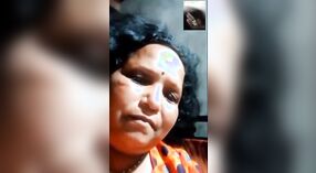 Wanita India dewasa terlibat dalam seks telepon langsung dengan kekasih rahasianya 4 min 00 sec