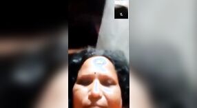 Une Indienne mature s'engage dans des relations sexuelles en direct au téléphone avec son amant secret 4 minute 20 sec