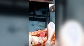 Wanita India Nggabungake ing Seksi Telpon Langsung Karo Lover Secah 1 min 00 sec