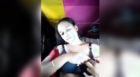 Ibu rumah tangga India seksi dengan payudara besar memperlihatkan tubuh telanjangnya dalam video MMS 0 min 50 sec