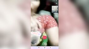 Indyjski gospodyni domowa engages w steamy phone seks z jej secret lover 2 / min 20 sec