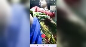 Une femme au foyer indienne s'engage dans des relations sexuelles torrides au téléphone avec son amant secret 5 minute 50 sec