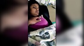 Sri Lanka Girl mit großen Brüsten enthüllt sich selbst 1 min 30 s