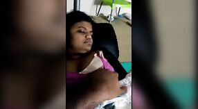 Gadis Sri Lanka dengan payudara besar memperlihatkan dirinya 2 min 00 sec