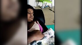 Sri Lanka ragazza con grandi seni espone se stessa 2 min 10 sec