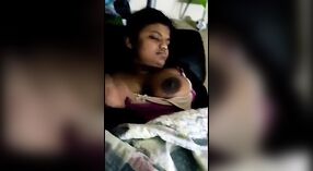 Gadis Sri Lanka dengan payudara besar memperlihatkan dirinya 0 min 50 sec