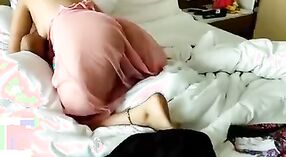 Desi chica se involucra en un trío con amigos cercanos 1 mín. 00 sec